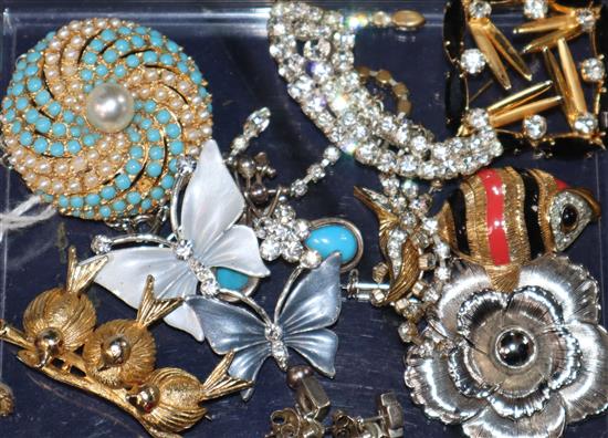 A small quantity of assorted mainly 1950s/1960s costume jewellery.